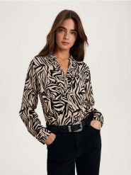 Koszula z wiskozy - beżowy. Brązowe koszule damskie Reserved, l, bez wzorów, z wiskozy, bez kołnierzyka, bez ramiączek. W wyprzedaży za 59.99 zł.