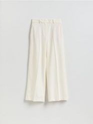 Spodnie z szerokimi nogawkami - biały. Białe spodnie materiałowe damskie Reserved, bez wzorów, z tkaniny. Za 169.99 zł.