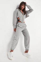 Spodnie dresowe damskie VERSACE JEANS COUTUTRE. Jeansy damskie Versace Jeans Couture. W wyprzedaży za 902.30 zł.