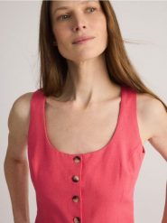 Taliowana kamizelka z lnem - intenstywna czerwień. Czerwone kamizelki damskie Reserved, l, z tkaniny. W wyprzedaży za 79.99 zł.