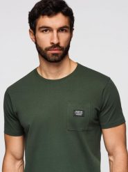 Casualowy męski t-shirt z naszywką na kieszeni – ciemnooliwkowy V4 - Rozmiar: L. Zielone t-shirty męskie Ombre Clothing, l, z aplikacjami, z bawełny, bez kołnierzyka. W wyprzedaży za 49.99 zł.