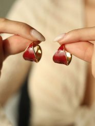 Pierres delicates Pozłacane kolczyki-wkrętki z masą perłową rozmiar: onesize. Czerwone kolczyki damskie Pierres delicates, z perłą, pozłacane. Za 95.69 zł.