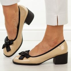 Beżowe skórzane półbuty damskie Cambell 98333. Brązowe półbuty damskie Cambell, bez wzorów, z jeansu, eleganckie, bez obcasa, na obcasie. Za 229.00 zł.