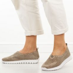 Szare ażuowe skórzane półbuty damskie Vinceza 93220. Szare półbuty damskie VINCEZA, bez wzorów, z jeansu, biznesowe, z okrągłym noskiem, bez obcasa, na płaskiej podeszwie. W wyprzedaży za 192.72 zł.