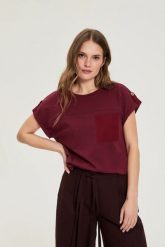 T-shirt z kieszonką burgundowy. Czerwone t-shirty damskie MOODO, bez wzorów, z bawełny, bez kołnierzyka. Za 59.99 zł.