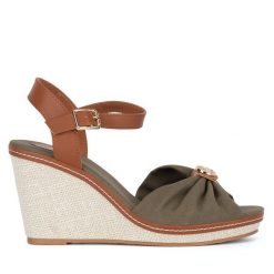 Sandały Beverly Hills Polo Club. Brązowe sandały damskie Beverly Hills Polo Club, bez wzorów, bez obcasa, na koturnie. Za 107.99 zł.