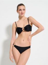 Góra od bikini z dekoracyjnym elementem - czarny. Czarne bikini damskie Sinsay, bez wzorów. W wyprzedaży za 19.99 zł.