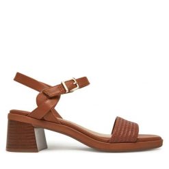 Sandały Clarks. Brązowe sandały damskie Clarks, bez wzorów, bez obcasa, na słupku. Za 279.99 zł.