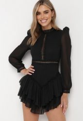 Czarna Rozkloszowana Sukienka Kombinezon Mini z Falbankami Gilha. Czarne kombinezony damskie Born2be, m, z aplikacjami, z koronki, bez kołnierzyka, bez ramiączek. Za 139.99 zł.