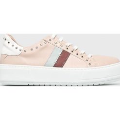 Answear - Buty. Czerwone buty sportowe na co dzień damskie ANSWEAR, bez wzorów, z gumy. W wyprzedaży za 89.90 zł.