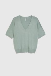 Sweter z krótkimi rękawami oliwkowy. Zielone swetry klasyczne damskie MOODO, l, z poliamidu, bez kołnierzyka. Za 89.99 zł.