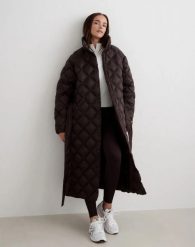Damski płaszcz pikowany czekoladowy. Brązowe płaszcze damskie Aim'n, s, bez wzorów, z materiału, klasyczne, moda ciążowa. Za 874.00 zł.