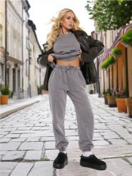 Spodnie - szary. Szare spodnie materiałowe damskie Sinsay, bez wzorów. W wyprzedaży za 29.99 zł.