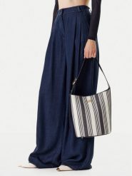 Guess Torebka HWAS96 62040 Granatowy. Niebieskie torebki klasyczne damskie Guess, z aplikacjami, z materiału, bez dodatków. Za 359.99 zł.