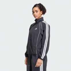 Kultowa bluza dresowa z tkaniny z 3 paskami. Białe bluzy bez kaptura damskie Adidas, xs, z dresówki. Za 329.00 zł.