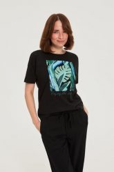 T-shirt z nadrukiem czarny. Czarne t-shirty damskie MOODO, l, bez wzorów, z bawełny, bez kołnierzyka. Za 59.99 zł.