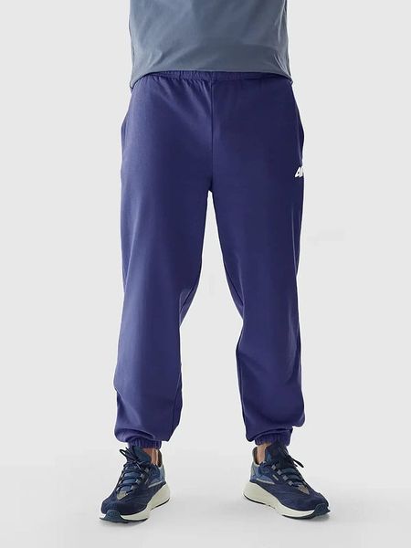 4F Spodnie dresowe w kolorze fioletowym rozmiar: XL. Różowe spodnie dresowe męskie 4f, bez wzorów, z dresówki. Za 78.84 zł.