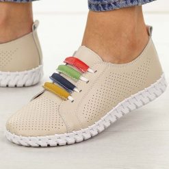 Beżowe ażurowe skórzane półbuty damskie Cambell 94334. Brązowe półbuty damskie Cambell, w ażurowe wzory, z jeansu, casualowe, z okrągłym noskiem, bez obcasa. Za 219.00 zł.