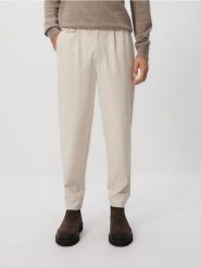 Spodnie chino regular fit - beżowy. Brązowe spodnie materiałowe męskie Reserved, bez wzorów, z bawełny. Za 129.99 zł.