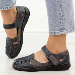 Granatowe zakryte sandały damskie Unisoft 9955. Niebieskie sandały damskie Jezzi, bez wzorów, ze skóry, bez obcasa, na płaskiej podeszwie. Za 149.00 zł.