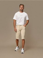 Szorty jeansowe jogger - beżowy. Brązowe szorty męskie Sinsay, bez wzorów, z jeansu. Za 69.99 zł.