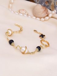 L'Atelier de Gaia Pozłacana bransoletka z onyksem i perłami rozmiar: onesize. Białe bransoletki damskie L'Atelier de Gaia, pozłacane. Za 69.99 zł.