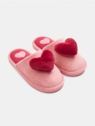 Kapcie z elementami 3D - różowy. Czerwone kapcie damskie Sinsay. Za 29.99 zł.
