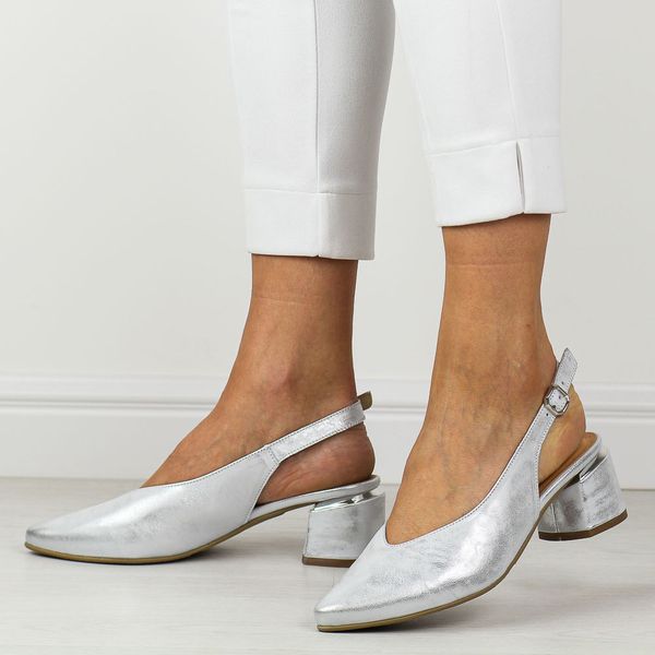 Srebrne skórzane Polskie czółenka damskie na obcasie bez pięty Deoni D1450A. Szare czółenka damskie Deoni, bez wzorów, ze skóry, bez obcasa, na obcasie. Za 439.00 zł.