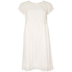 Sukienka damska Protest Prtmelody dress. Białe sukienki damskie Protest, xl, bez wzorów, sportowe, bez kołnierzyka, bez ramiączek, sportowe. W wyprzedaży za 145.00 zł.