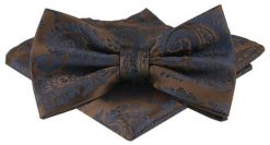 Mucha Męska z Poszetką w Zestawie - Alties - Brązowa, Granatowy Wzór Paisley. Brązowe krawaty i muchy męskie Alties, bez wzorów, eleganckie. Za 65.00 zł.