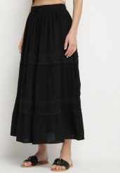 Czarna Spódnica z Wiskozą o Rozkloszowanym Kroju z Koronkowym Zdobieniem Banilea. Czarne spódniczki damskie Born2be, m, z aplikacjami, z koronki, eleganckie, maxi, proste. Za 99.99 zł.