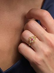 DIA DIAMONDS Pozłacany pierścionek z diamentami i rubinem rozmiar: 54. Różowe pierścionki damskie DIA DIAMONDS, z diamentem, pozłacane. Za 267.92 zł.