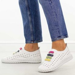 Białe ażurowe skórzane półbuty damskie Filippo Dp7693/26. Białe półbuty damskie Filippo, w ażurowe wzory, z jeansu, casualowe, z okrągłym noskiem, bez obcasa. Za 219.00 zł.