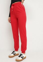 Czerwone Spodnie Dresowe Typu Jogger Zdobione Cyrkoniami i Wstążkami Uliarea. Czerwone spodnie dresowe damskie Born2be, l, z aplikacjami, z dresówki. Za 69.99 zł.