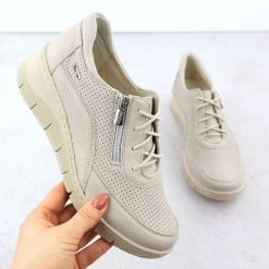 Skórzane półbuty damskie na koturnie perforowane ekri Helios 427. Czółenka damskie Helios, bez wzorów, ze skóry, bez obcasa, na koturnie. Za 419.99 zł.