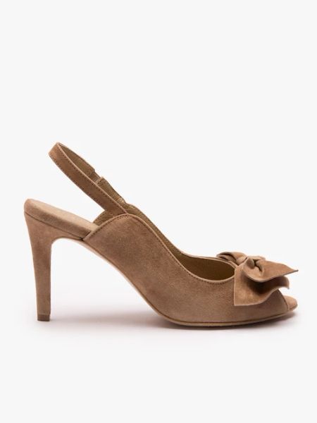 Jasnobrązowe sandały z kokardą. Brązowe sandały damskie Ryłko, bez wzorów, ze skóry, bez obcasa, na szpilce. Za 429.99 zł.