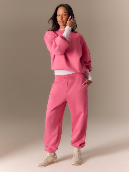 4F Spodnie dresowe joggery damskie - różowe M. Czerwone spodnie dresowe damskie 4f, m, bez wzorów, z dresówki. Za 139.99 zł.