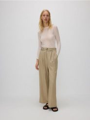Spodnie z wiskozą - beżowy. Brązowe spodnie materiałowe damskie Reserved, bez wzorów, z tkaniny. W wyprzedaży za 45.99 zł.