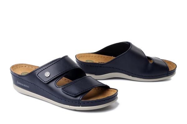 DR. BRINKMANN 700777-05 blau, klapki damskie. Niebieskie klapki damskie Dr. Brinkmann, bez wzorów, ze skóry, bez obcasa. Za 195.42 zł.