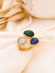 L'Atelier de Gaia Pozłacany pierścionek z kamieniami szlachetnymi rozmiar: onesize. Niebieskie pierścionki damskie L'Atelier de Gaia, z agatem, pozłacane. Za 38.95 zł.