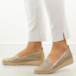 Złote ażurowe półbuty damskie M.Daszyński 1628-20. Żółte półbuty damskie M.Daszyński, w ażurowe wzory, z jeansu, eleganckie, z okrągłym noskiem, bez obcasa. Za 179.00 zł.