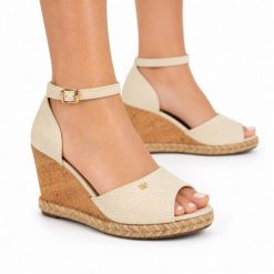 Sandały damskie do chodzenia Wrangler LORETTA WOMEN WEDGE. Brązowe sandały damskie Wrangler, bez wzorów, z materiału, bez obcasa, na koturnie. Za 219.00 zł.