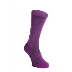 Skarpety rowerowe Mons Royale Atlas Crew Sock. Fioletowe skarpetki damskie Mons Royale, bez wzorów. Za 87.99 zł.