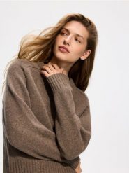Wełniany sweter - brązowy. Brązowe swetry klasyczne damskie Reserved, l, z wełny, bez kołnierzyka. Za 219.99 zł.