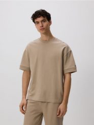 T-shirt boxy z nadrukiem - beżowy. Brązowe t-shirty męskie Reserved, l, bez wzorów, z bawełny, bez kołnierzyka. W wyprzedaży za 69.99 zł.