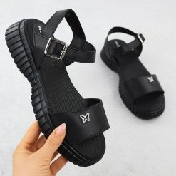 Skórzane sandały damskie na grubej podeszwie z motylkiem czarne Filippo DS6811. Czarne sandały damskie Filippo, bez wzorów, ze skóry, bez obcasa. Za 137.99 zł.