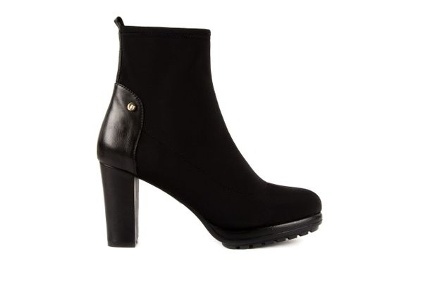 Botki Bayla-106 321001 Black, Czarny, Materiał - 40. Czarne botki damskie Bayla, na jesień, z materiału, bez obcasa, bez zapięcia. W wyprzedaży za 89.10 zł.