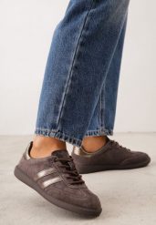 Ciemnobrązowe Sneakersy Retro Tenisówki z Zamszu Naturalnego ze Skórzaną Wkładką Celarge. Brązowe trampki i tenisówki damskie Born2be, bez wzorów, z jeansu. Za 199.99 zł.