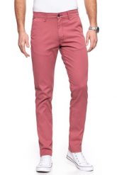 WRANGLER SPODNIE MĘSKIE CHINO BRICK RED W16LHE68G 112127313. Czerwone spodnie materiałowe męskie Wrangler, bez wzorów, z materiału. W wyprzedaży za 99.99 zł.