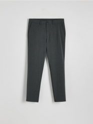 Spodnie chino slim z wiskozą - szary. Szare spodnie materiałowe męskie Reserved, bez wzorów, z tkaniny. W wyprzedaży za 59.99 zł.